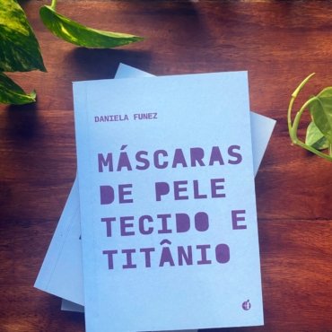 Máscaras de pele, tecido e titânio, de Daniela Funez