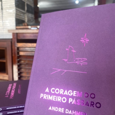 A coragem do primeiro pássaro, de André Dahmer