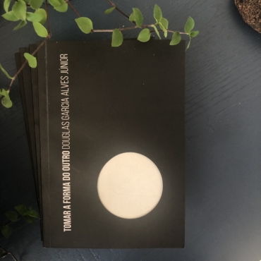 Tomar a Forma do Outro, de Douglas Garcia